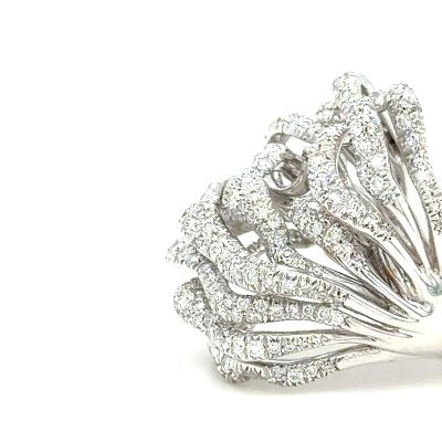טבעת זהב לבן 18k עבודת מעצב איטלקי משובצת יהלומים טבעיים במשקל כולל של כ 3.76ct ניקיון vvs גוון F . 