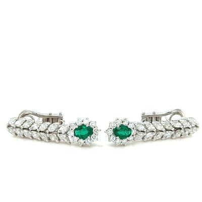 זוג עגילי זהב לבן 18k עבודת מעצב איטלקי בסגנון עלה, משובצים יהלומים טבעיים במשקל כולל של 2.36ct 