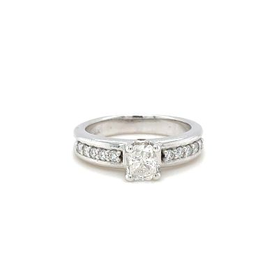 טבעת זהב לבן 14k משובצת יהלום טבעי מרכזי במשקל של 0.60ct ומעוטרת יהלומים נוספים, מצורפת תעודה . 