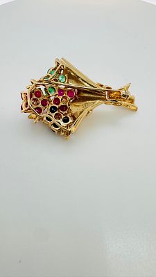 סיכת זהב 18k מרהיבה, משובצת ספיר רובי ויהלומים , ראה פרטים בתעודה . משקל 10.15 גרם