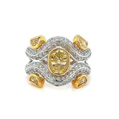 טבעת זהב 18k עבודת מעצב איטלקי משובצת יהלום טבעי מרכזי במשקל של 1.46ct ומעוטרת יהלומים נוספים 