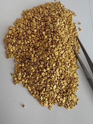 לוט של 4 גרם פתיתי זהב טהור 999 זהב 24K הותך במפעל מורשה עם תעודה