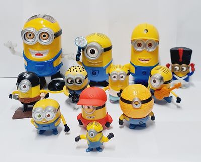 לוט מדהים של מיניונים במגוון גדלים, כולל קופת חיסכון