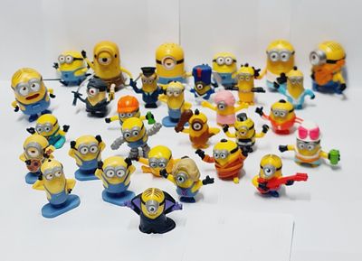 מציאה, לוט של עשרות בובות מסדרת המיניונים במגוון גדלים