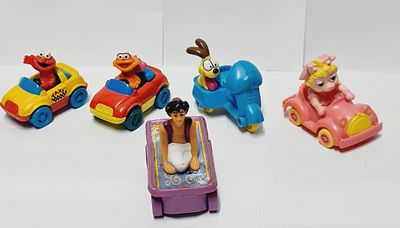 לוט מטורף של מכוניות עם דמויות אייקוניות החל משנות התשעים