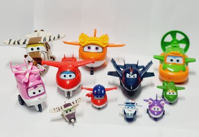 מציאה, לוט של מטוסי על במגוון גדלים, מסדרת מטוסים