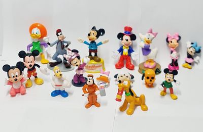 לוט ענק של עשרות דמויות דיסני אהובות במגוון גדלים