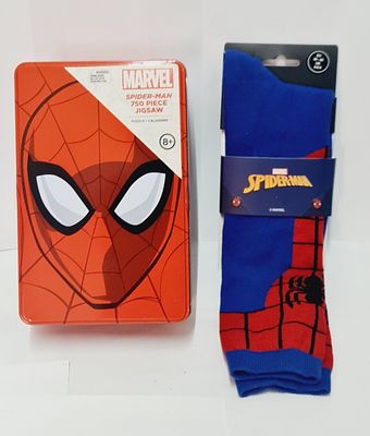 סט ספיידרמן הכולל פאזל 750 חלקים וסט גרביים