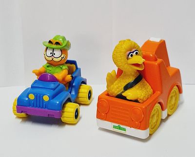 זוג מכוניות מסדרות נוסטלגיות, גארפילד שנות התשעים ורחוב סומסום