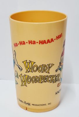 כוס שתייה קלה משנות התשעים עם קריקטורות של וודי הנקר