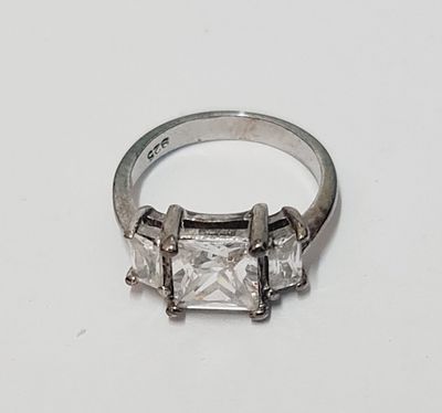 טבעת כסף 925 משובצת אבני זירקוניה . מידה 51 
כ 3.87 גרם