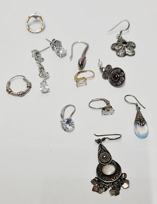 לוט של עגילי כסף 925 בעיצובים שונים . כ 21.5 גרם
