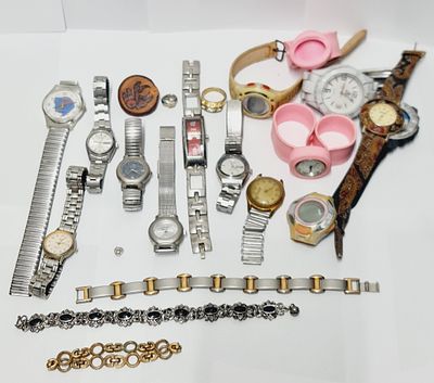 לוט של שעונים ותכשיטי אופנה שונים