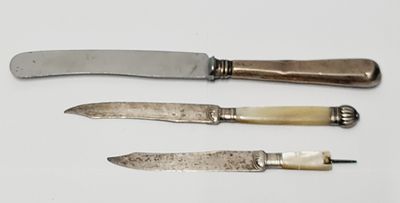 לוט של סכינים עשויים כסף , סכין אחת עם ידית כסף חתומה, וזוג סכינים אחת שבורה, חתימות צולמו . כ 