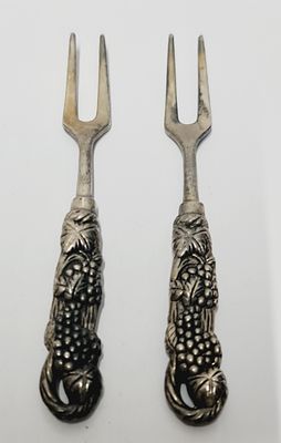 זוג כלי קינוח עשויים ברונזה מוכספת בדגמי גפנים