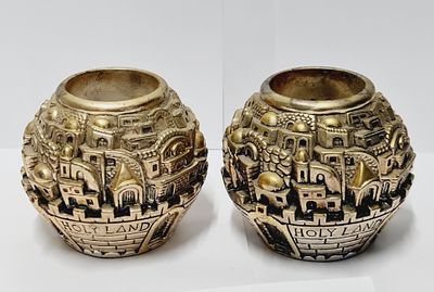 זוג פמוטים עגולים תוצרת קרשי משולבים כסף וזהב , עיצוב העיר ירושלים, חתום