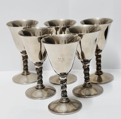 סט של 6 גביעים מצופים כסף ונושאים מונוגרמה, חתום