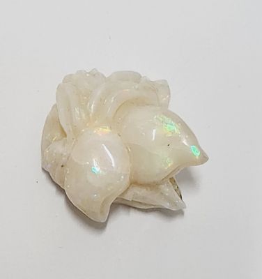 תליון אבן אופל מרהיבה, לוטשה בצורת פרח עם תחלילים צבעוניים, מוכנה לשרשרת עם חור תליון. כ 22.1ct