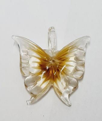 תליון פרפר אומנותי עשוי זכוכית מורנו מרהיבה ועמידה. כ 11.5 גרם
