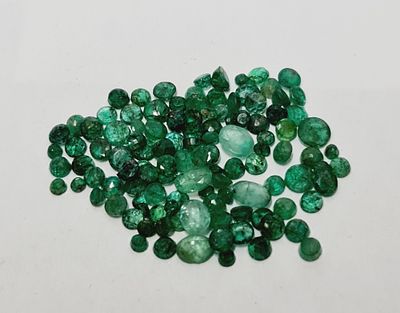 לוט של אבני אמרלד טבעיות ומלוטשות בגדלים שונים, זן בריל. כ 11.7ct