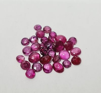 לוט של אבני רובי טבעיות ומלוטשות בגדלים שונים . כ 4.95ct