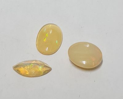 לוט של 3 אבני אופל מלוטשת בצורות שונות . כ 7.40ct