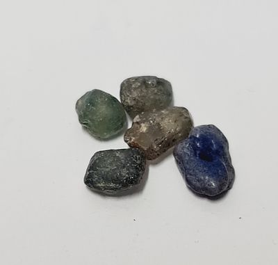 לוט של 5 אבני ספיר גלם טבעי ללא ליטוש, גוונים ירוק וכחול. כ 11.15ct