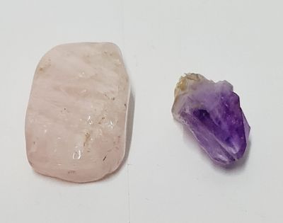 זוג אבני חן , אמטיסט ורוז קווארץ . כ 103.25ct