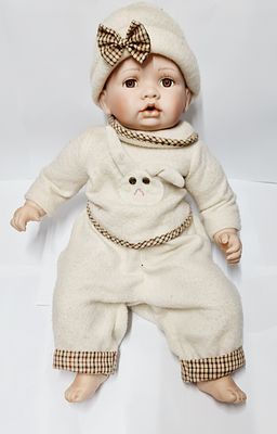 בובת תינוק איכותית במיוחד עבודת יד אמנית , עשויה פורצלן ובד , פריט ממש שונה ומיוחד (לא פריט המוני)