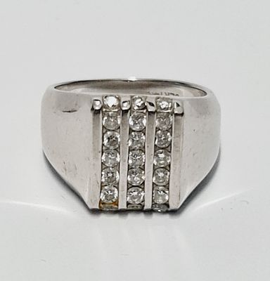 טבעת זהב לבן 14k משובצת יהלומים טבעיים במשקל כולל של כ 0.50ct, חתום. מידה 58 
כ 10.4גרם