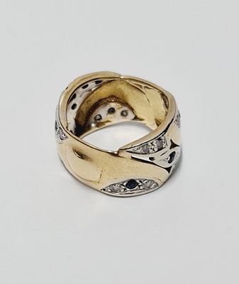 טבעת זהב לבן וצהוב 14k משובצת אבנים יוקרתיות . כ 6.09 גרם 
מידה 47