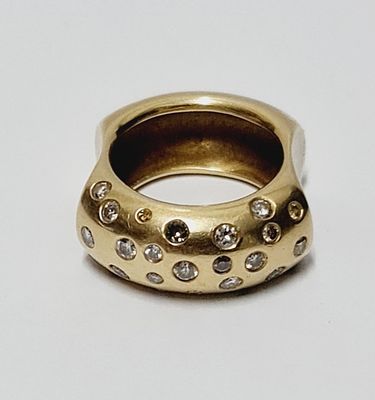 טבעת זהב 14k משובצת יהלומים טבעיים במשקל כולל של כ 0.70ct עיצוב אמן מיחוד. כ 23.4 גרם 
מידה 62