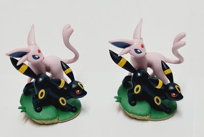 זוג פיגרים רשמיים מסדרת פוקימון עם הדמויות אומבריאון וסילביאון