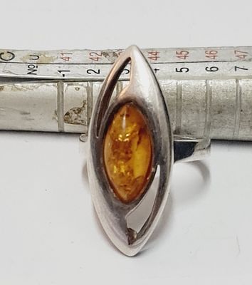 טבעת כסף 925 משובצת אמבר אובאלי, חתום