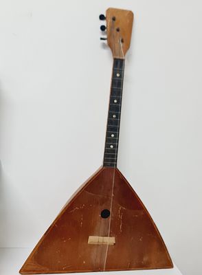 כלי נגינה עשוי עץ עם 3 מיתרים