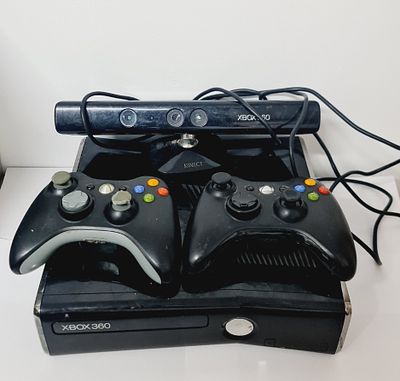 קונסולת x box איקס בוקס עם שלטים ומכשיר קינקט (לא נבדקה)