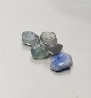 לוט של אבני ספיר טבעיות ללא ליטוש (גלם) גוון ירוק וכחול. סה"כ משקל כולל כ 11.20ct