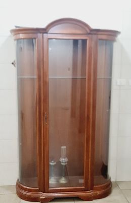 ויטרינה וינטאג ענקית עשויה עץ וזגוגית מעוגלת, מגיעה עם מדף אחד, פריט באיסוף עצמי באר שבע