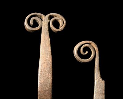 Anonymous European 17th-18th century - Pair of irons, 17th-18th centuries. Pair of arched ironwork