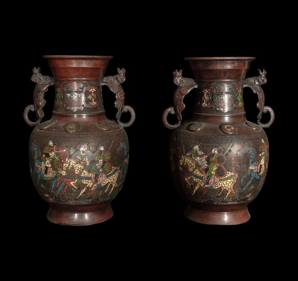 Anonymous Japan 19th century - Japan 19th century - Pair of Meiji cloisonné vases. Made of bronze 