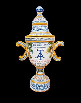 Mauri and Corrochano. Artesanía Talaverana - Mauri and Corrochano: Ceramic Trophy Tumbler 