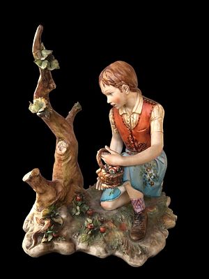 Sculptural group in porcelain, Capodimonte Italy s. XX. Decorative center made of painted 