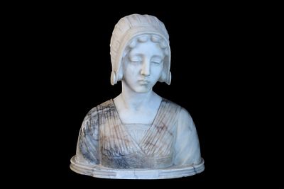 Anonymous European ca. 1900 - Bust of a young girl. Marble and onyx sculpture representing a 
