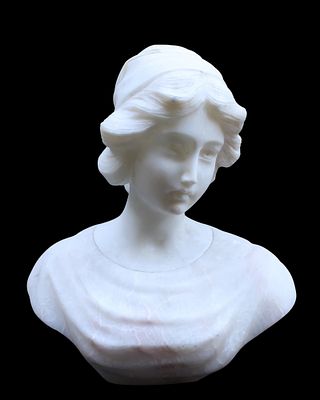 Anonymous ca. 1950 - Bust of a young girl. Small sculpture made of off-white marble stone. 
