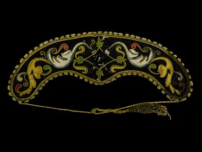 Black ruff. Spain, 16th century. Black damask collar with embroidered appliqu&eacute; in polychrome 