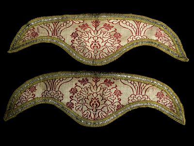 A pair of ruffs. Spain, 17th century. A pair of silk ruffs. A plant motif featuring a central 