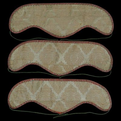 Set of 3 collars. 17th century. Set of three ruffs made from ivory-coloured brocade silk. They 