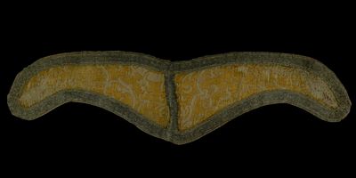 Necklace. Spain, 16th century. A silk ruff decorated with stem motifs in a whitish shade against 