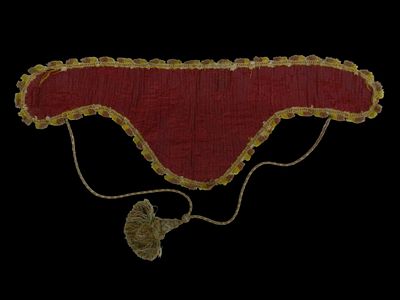 Necklace. Spain, 18th century. A ruff made of reddish damask. An 18th-century Spanish piece. 