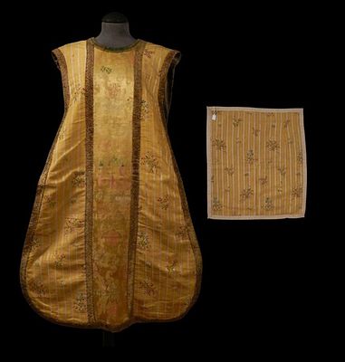 Chasuble with its chalice cloth. 18th century. Chasuble with matching chalice cloth or chalice 